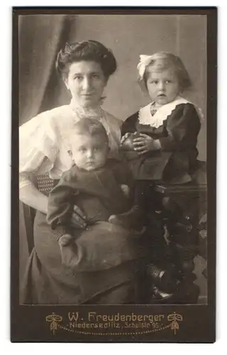 Fotografie W. Freudenberger, Niedersedlitz, Mutter mit Tochter & Sohn beim Fotograf, Mutterglück