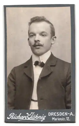 Fotografie Richard Jähnig, Dresden, Marienstr. 12, Jugendstil Frau im floralen Kleid tanzt