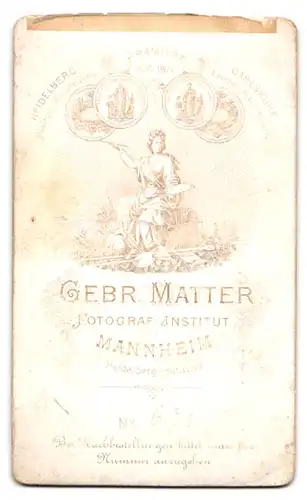 Fotografie Geb. Matter, Mannheim, Heidelbergerstr., Portrait niedliches Mädchen im weissen Kleidchen, Hand Koloriert