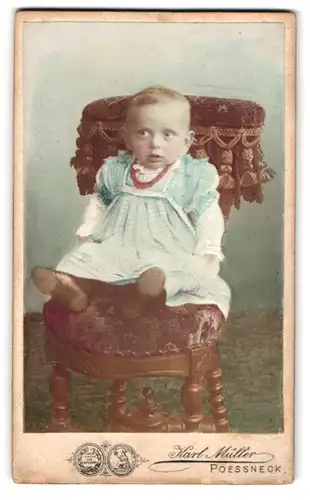 Fotografie Karl Müller, Poessneck, Schleitzer Str., Portrait niedliches Kleinkind im blauen Kleid, Hand Koloriert