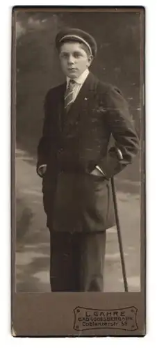 Fotografie L. Gahre, Bad Godesberg, Coblenzerstr. 59, Portrait junger Student Rene Fayen im Anzug mit Flanierstock, 1910