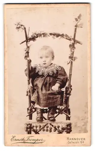 Fotografie Ernst Tremper, Hannover, Cellerstr. 19, Portrait niedliches Kind im Kleidchen auf einem Hochsitz