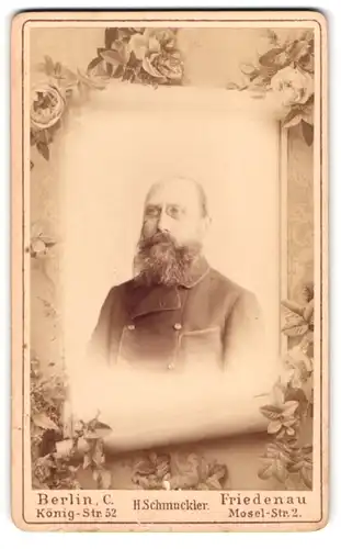 Fotografie H. Schmuckler, Berlin, König-Str. 52, Portrait Herr im Anzug mit Zwicker Brille im Passepartout