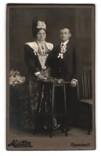 Fotografie Müller, Appenzell, Portrait Ehepaar im Trachtenkleid zur Hochzeit