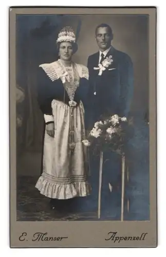 Fotografie E. Manser, Appenzell, Portrait Eheleute im Trachtenkleid zur Hochzeit