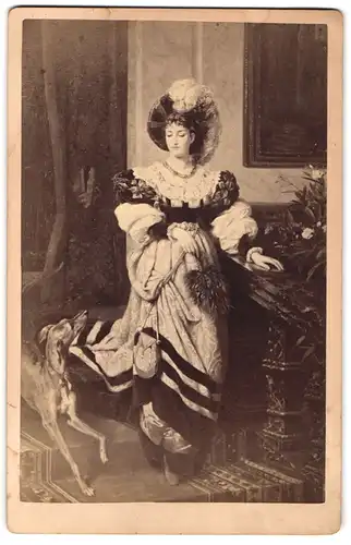 Fotografie unbekannter Fotograf und Ort, Gemälde: junge Dame im pompösen Kleid mit ihrem Windhund