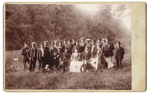 Fotografie unbekannter Fotograf und Ort, Portrait Schützenverein mit Zielscheibe und Luftgewehr auf einer Wiese