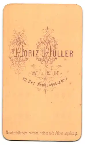 Fotografie M. Müller, Wien, Neubaugasse 7, Portrait jugne Frau im seidenen Kleid mit Zopf