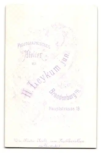 Fotografie H. Leykum jun., Brandenburg a. H., Hauptstr. 19, junge Frau im Biedermeierkleid mit hochgebundenem Zopf