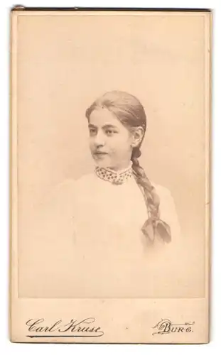 Fotografie Carl Kruse, Burg, Schartauer Str. 16, Portrait junge Dame im weissen Kleid mit langem Zopf samt Schleife