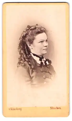 Fotografie A. v. Künsberg, München, Blumenstr. 11, Portrait junge Frau mit Korkenzieherlocken im Biedermeierkleid