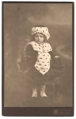 Fotografie A. Jandorf, Berlin, Brunnenstr., Portrait niedliches Mädchen im schicken Samtkleid