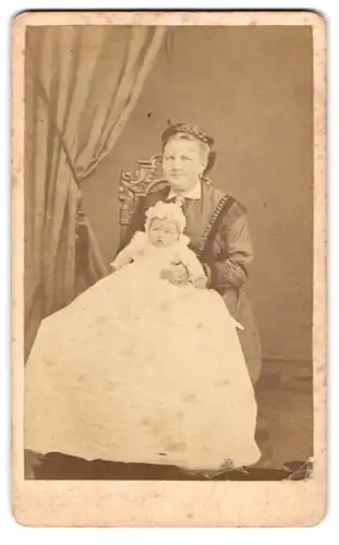 Fotografie Wilhelm Hess, Bonn, Coblenzer-Str. 25, Portrait Mutter im Biedermeierkleid mit kleiner Tochter auf dem Schoss