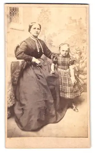 Fotografie unbekannter Fotograf und Ort, Portrait Mutter im Biedermeierkleid mit Tochter im karierten Kleid, Mutterglück