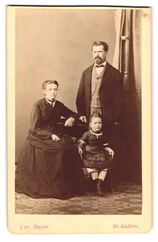 Fotografie Chr. Meyer, St. Gallen, Linsebühlstr., Portrait Mutter und Vater mit ihrer Tochter im Atelier