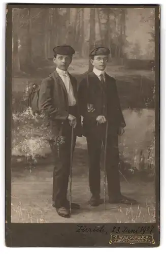 Fotografie G. Wolfsgruber, Zürich, Seefeldstr, 21, Portrait zwei Knaben auf ihrer ersten Wanderreise, 1907