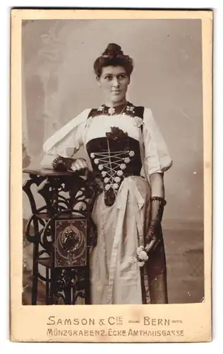 Fotografie Samson & Co., Bern, Münzgraben 2, Portrait jugne Frau im Trachtenkleid mit Tüllhandschuhen