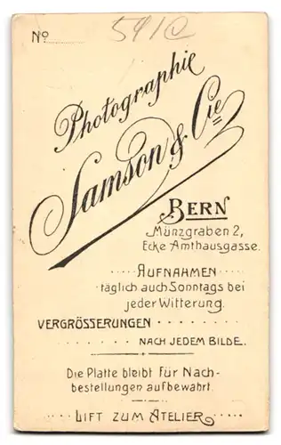 Fotografie Samson & Co., Bern, Münzgraben 2, Portrait jugne Frau im Trachtenkleid mit Tüllhandschuhen