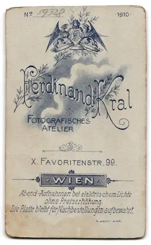 Fotografie Ferdinand Kral, Wien, Favoritenstr. 99, Portrait kleiner Knabe im weissen Kleidchen