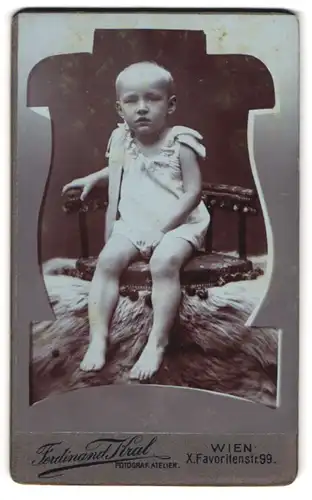 Fotografie Ferdinand Kral, Wien, Favoritenstr. 99, Portrait Knabe im Kleidchen auf einem Stuhl