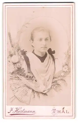 Fotografie J. Hartmann, Thal, Portrait junge Dame im hellen Kleid mit Schulterschleifen