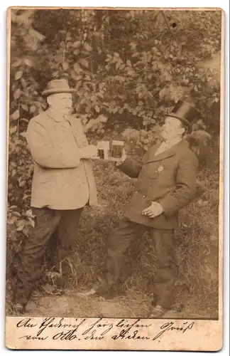 Fotografie unbekannter Fotograf und Ort, zwei Herren beim Schwarzbier trinken porsten sich zu