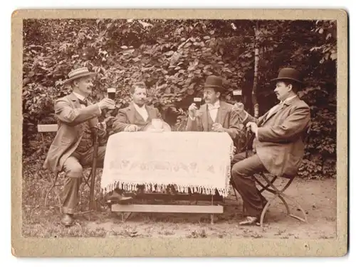 Fotografie unbekannter Fotograf und Ort, vier Herren in geselliger Runde beim Schwarzbier trinken