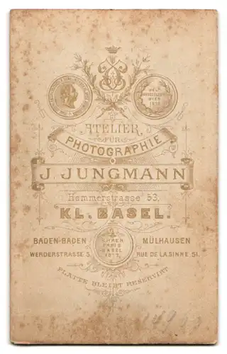 Fotografie J. Jungmann, Basel, Hammerstr. 53, Portrait rundlicher Pastor im Talar mit Käppchen