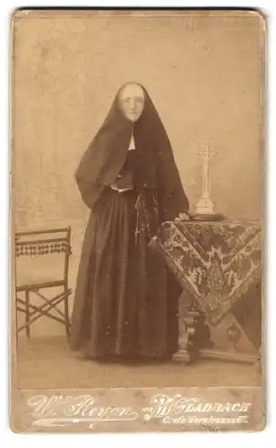 Fotografie W. Royen, Mönchengladbach, Portrait Nonne Schwester Fiege im Habit mit Bibel in der Hand