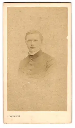 Fotografie F. Neumayer, München, Neue Pferdestr. 2, Portrait junger Pfarrer im Talar mit Collar