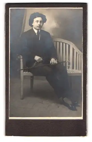 Fotografie unbekannter Fotograf und Ort, Portrait junger Student im Anzug mit Flanierstock