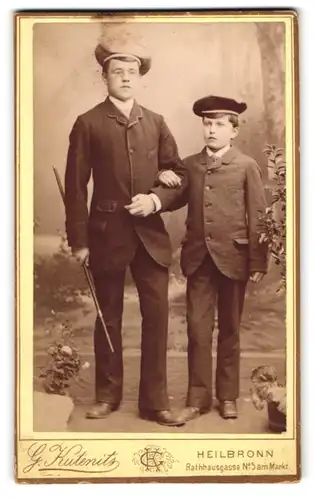 Fotografie G. Kutenitz, Heilbronn, Rathausgasse 5, Portrait zwei junge Studenten in Anzügen mit Biedermeiermützen