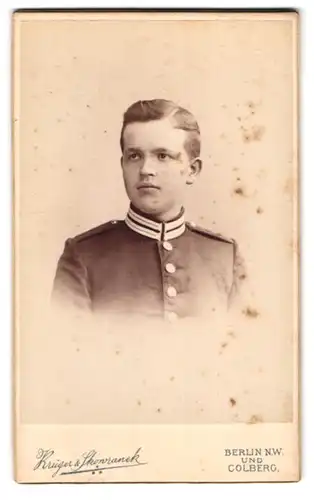 Fotografie Krüger & Skowranek, Berlin, Unter den Linden 62, junger Soldat in Gardeuniform Luftschiffer