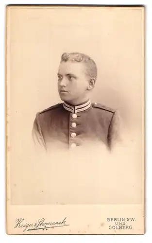 Fotografie Krüger & Skowranek, Berlin, Unter den Linden 62, junger Soldat in Gardeuniform Luftschiffer