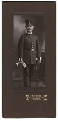Fotografie Hans Möller, München, Soldat in Gardeuniform bayrisches Eisenbahn Batl. mit Bajonett