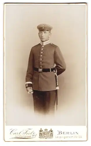 Fotografie Carl Tietz, Berlin, Leipzigerstr. 119-120, Einjährig-Freiwilliger Uffz. in Gardeuniform Eisenbahn Rgt.