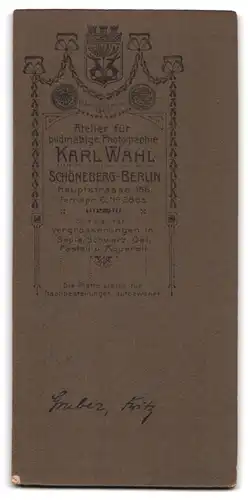 Fotografie Karl Wahl, Berlin, Hauptstr. 156, Soldat Fritz Gruber in Gardeuniform Eisenbahn Rgt. mit Bajonett