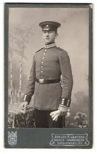 Fotografie F. Jantsch, Berlin, Colonnenstr. 35, junger Soldat in Gardeuniform Eisenbahn Rgt. mit Bajonett