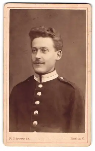 Fotografie R. Bierentz, Berlin, Wall-Str. 24, junger Uffz. in Gardeuniform Eisenbahn Rgt. 1 mit Moustache