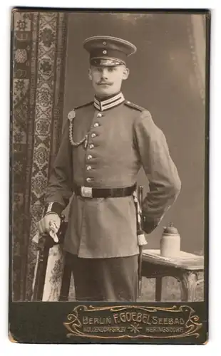 Fotografie F. Goebel, Berlin, Nollendorfstr. 37, Soldat in Gardeuniform Eisenbahn Rgt. 1 mit Schützenschnur