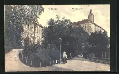 AK Rudolstadt, Weinbergstrasse mit Spaziergängerin