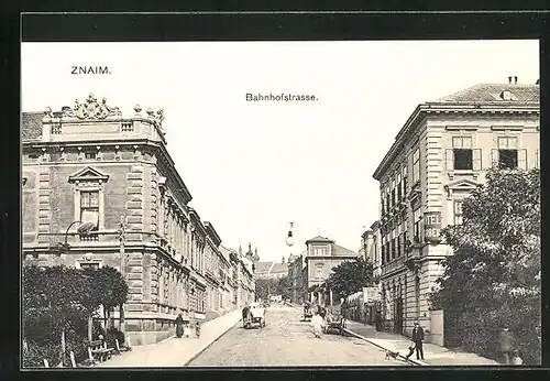 AK Znaim, Bahnhofstrasse mit Anwohnern