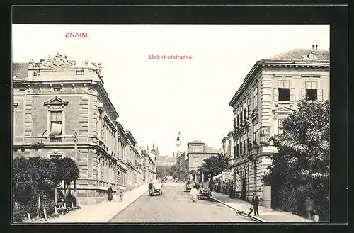 AK Znaim, Bahnhofstrasse mit Anwohnern