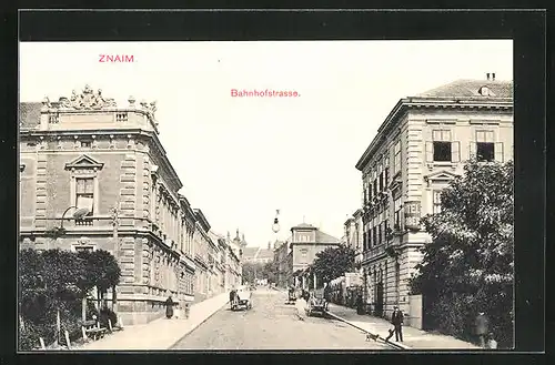 AK Znaim, Bahnhofstrasse mit Anwohnern