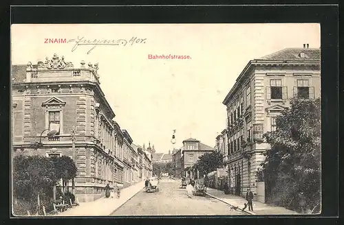 AK Znaim, Bahnhofstrasse mit Anwohnern