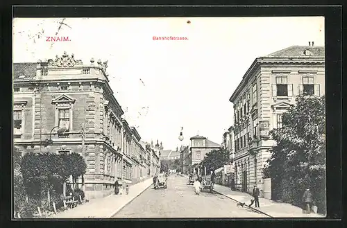 AK Znaim, Bahnhofstrasse mit Anwohnern