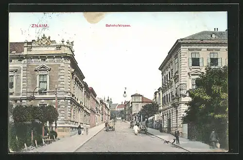AK Znaim, Bahnhofstrasse mit Anwohnern