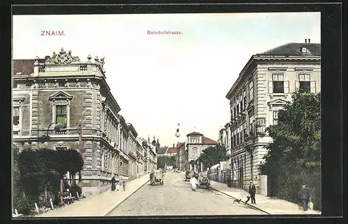 AK Znaim, Bahnhofstrasse mit Anwohnern
