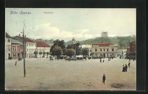 AK Mähr.-Kromau, Passanten am Hauptplatz