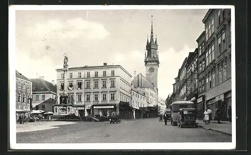 AK Znaim, Strassenpartie mit Kirchturm